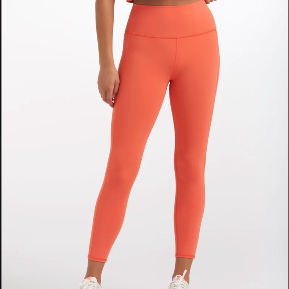 Vuori Studio Pocket Legging in Grapefruit S